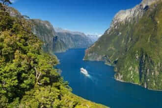 Milford Sound i Fiordland National Park er et must på en rejse til New Zealand.