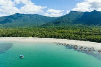 Kysten omkring Cairns i det nordlige Queensland. Foto: Tourism Australia