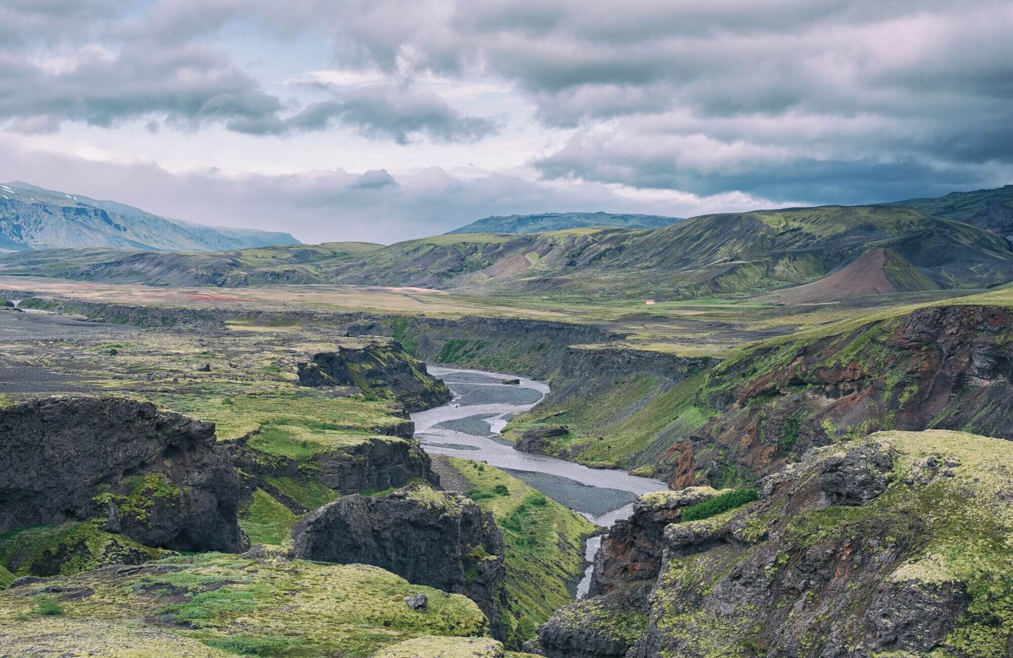 Þórsmörk ligger på det sydlige Island mellem gletsjerne Tindfjallajökull og Eyjafjallajökull.