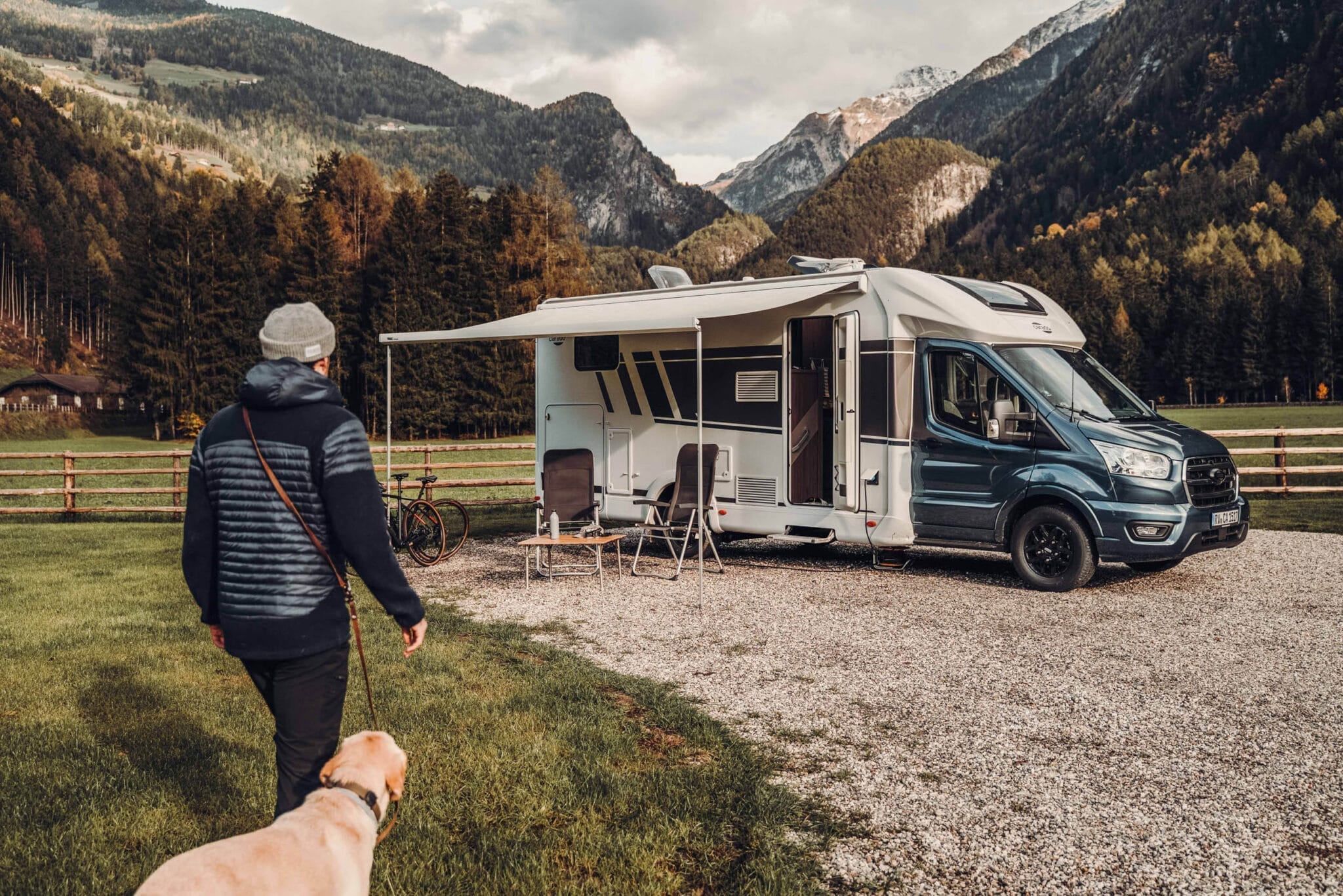 Autocamper med hund (3)